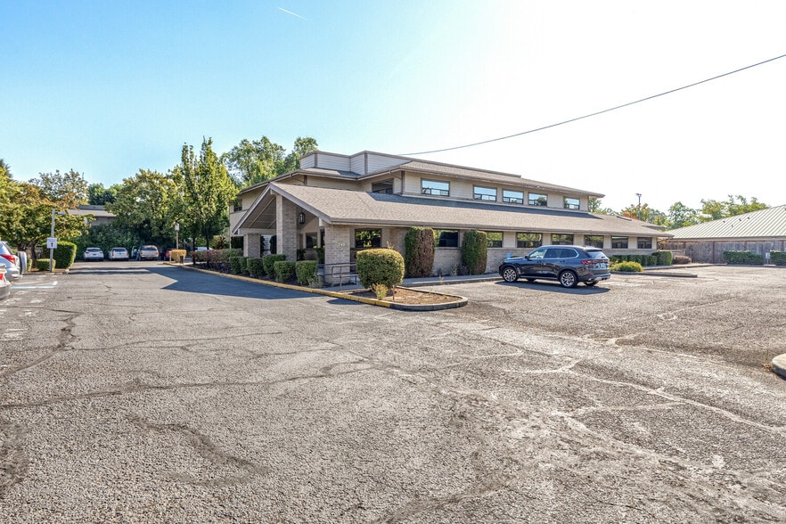 More Photos Of 717 Murphy Rd, Medford Medical For Sale