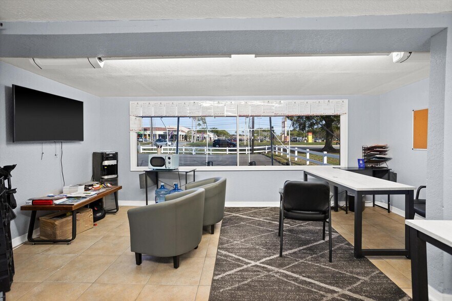 More Photos Of 10310 66th St N, Pinellas Park Auto Dealership For Sale