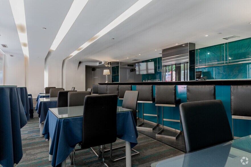More Photos Of 33 W 55th St, New York Hotel For Lease