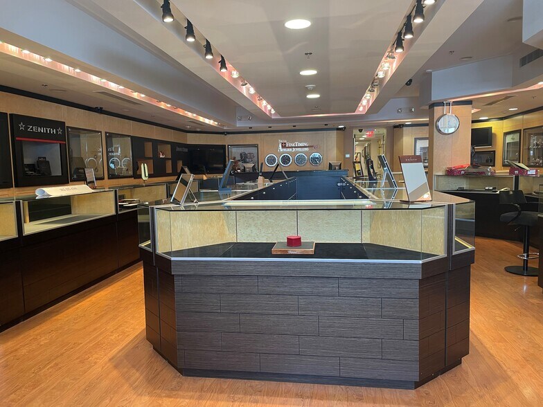 More Photos Of 1913 Sheridan Rd, Highland Park Storefront Retail Office For Sale