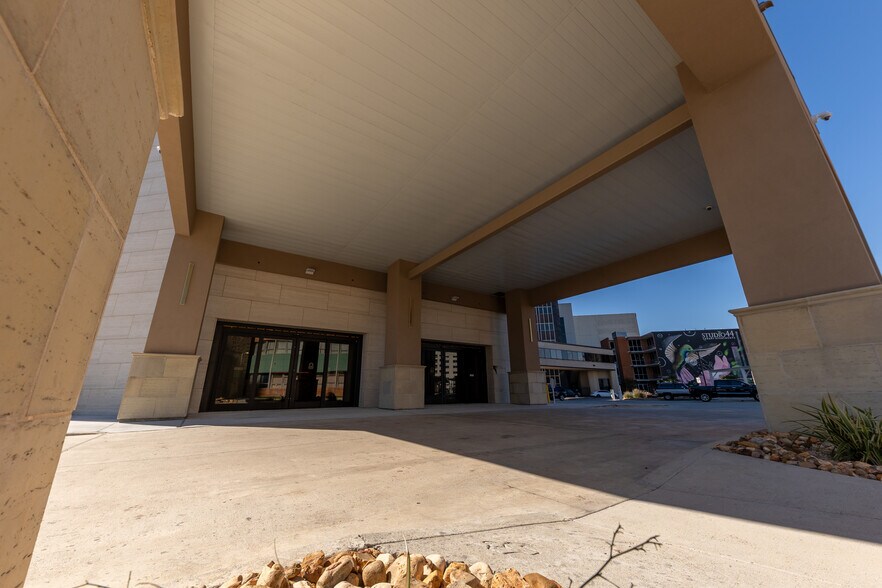 More Photos Of 802 N Carancahua St, Corpus Christi Office For Lease