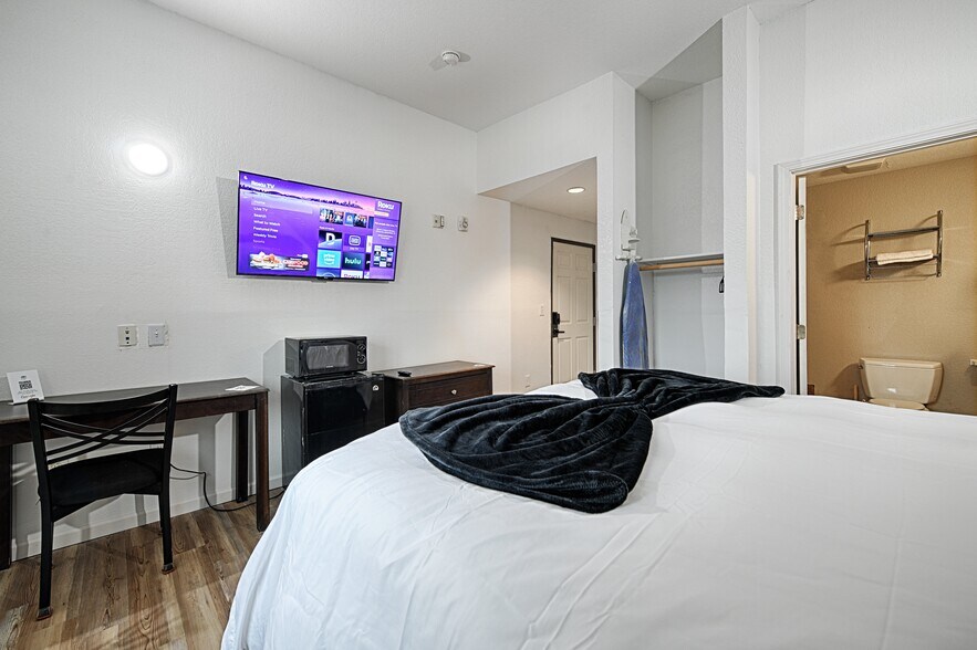 More Photos Of 110 S Main, Dilley Hotel For Sale