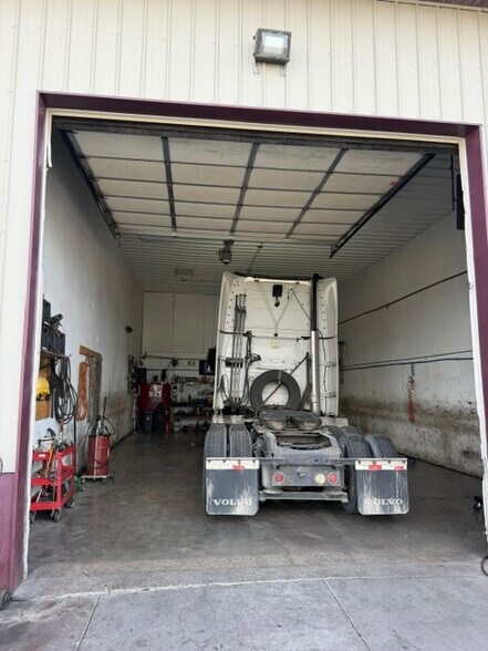 More Photos Of 2135 Maxim Dr, Rockdale Warehouse For Lease