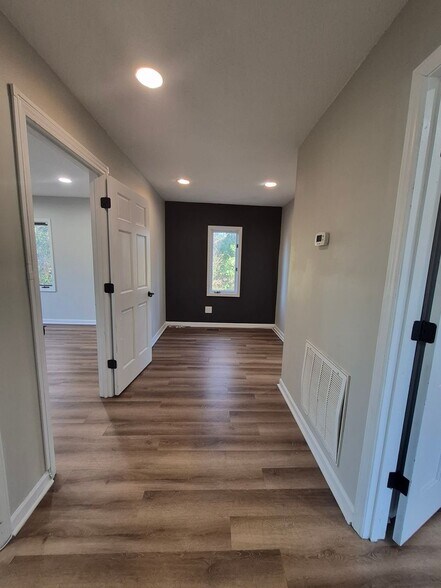 More Photos Of 1600 Elm St, Sanford Office For Lease