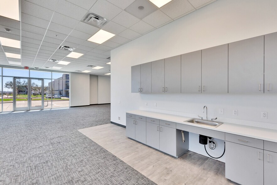 More Photos Of 2100 Chisholm Trail Rd, Round Rock Distribution For Lease