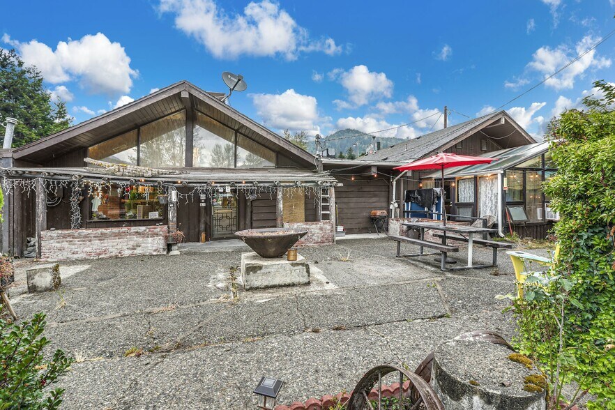 More Photos Of 44618 State Route 20, Concrete Hotel For Sale