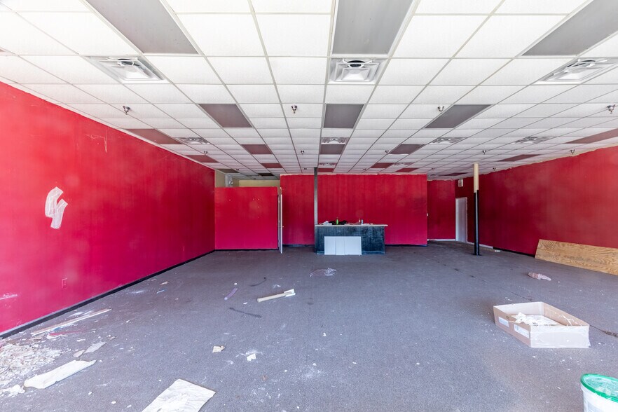 More Photos Of 140 W Dykes St, Cochran Supermarket For Lease