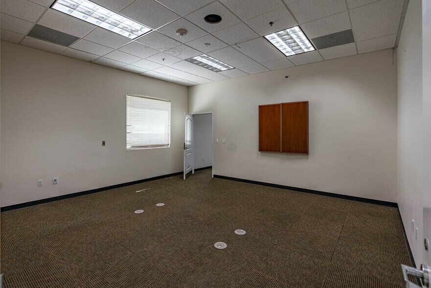 More Photos Of 300-304 E Avenue K6, Lancaster Office For Lease