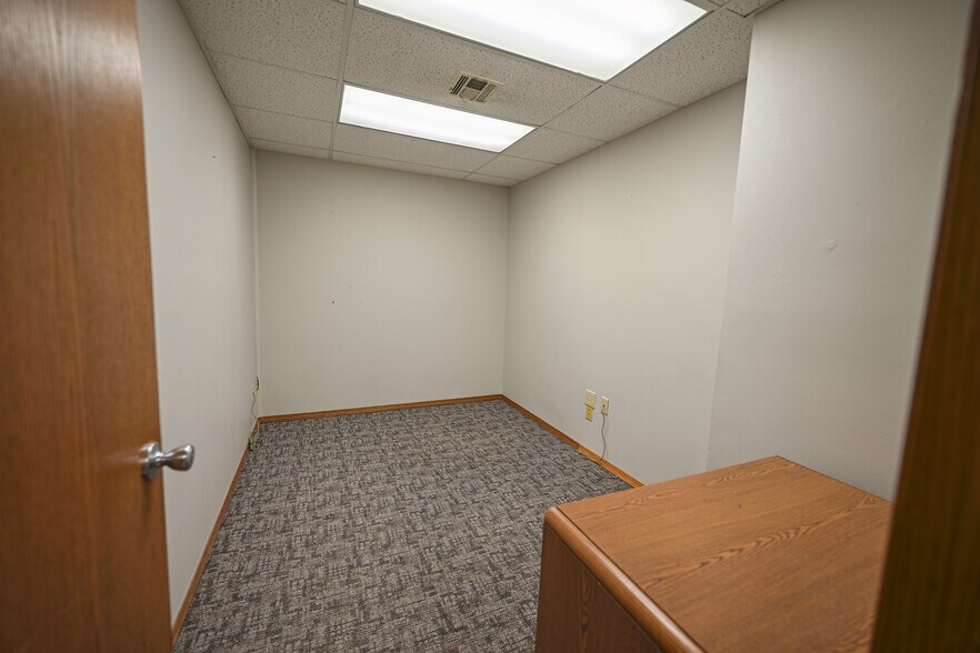 More Photos Of 802 W 8th St, Coffeyville Office For Sale