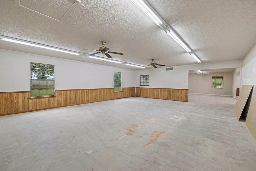 More Photos Of 3220 Farm-To-Market 2086, Temple Distribution For Lease