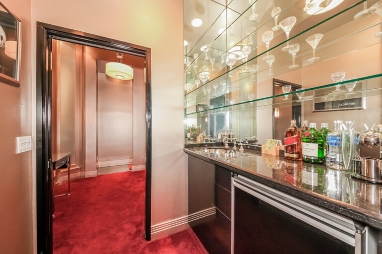 More Photos Of 611 S Glenwood Pl, Burbank Showroom For Sale