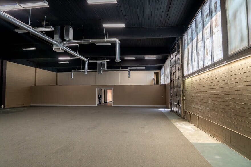 More Photos Of 820 S Central Ave, Medford Freestanding For Lease