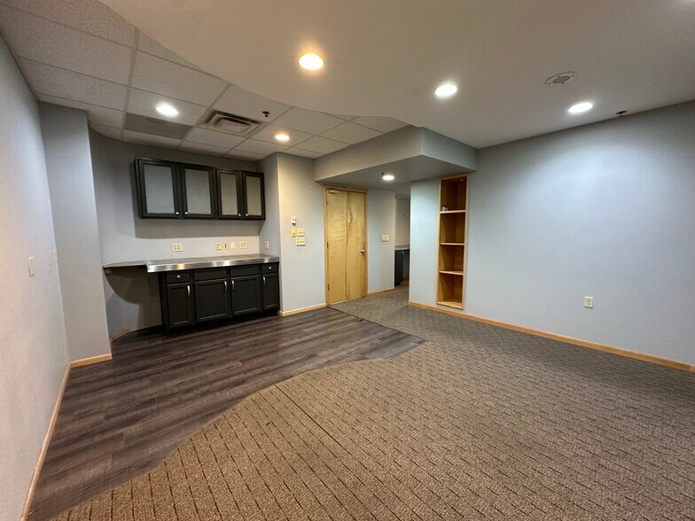 More Photos Of 4 S Linn St, Iowa City Office For Lease