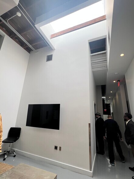 More Photos Of 1138-1148 N Western Ave, Los Angeles Loft Creative Space For Lease