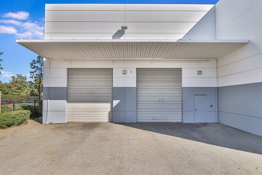 More Photos Of 14350 Arminta St, Panorama City Manufacturing For Lease