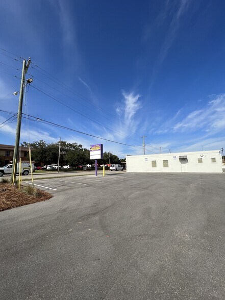 More Photos Of 2070 N Palafox St, Pensacola Movie Radio TVStudio For Lease