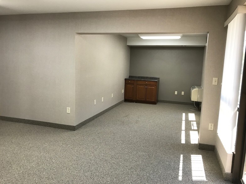 More Photos Of 567 Vauxhall St, Waterford Medical For Sale