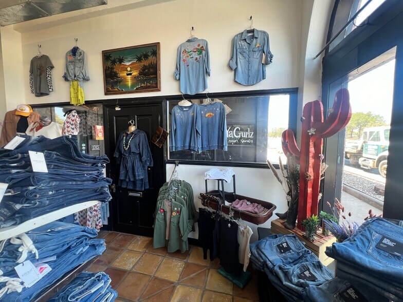 More Photos Of 1305 S 1st St, Abilene General Retail For Sale