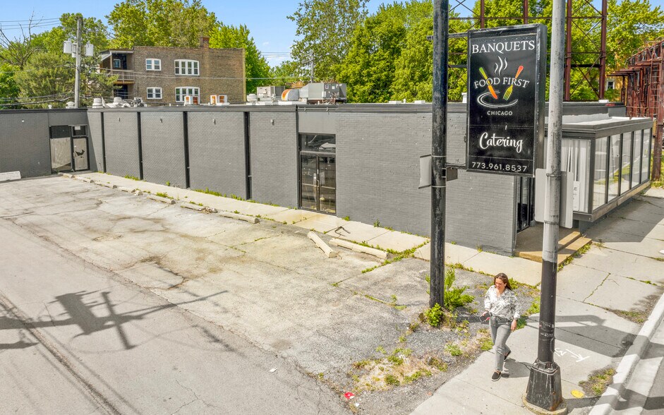 More Photos Of 2415 W Peterson Ave, Chicago Restaurant For Lease