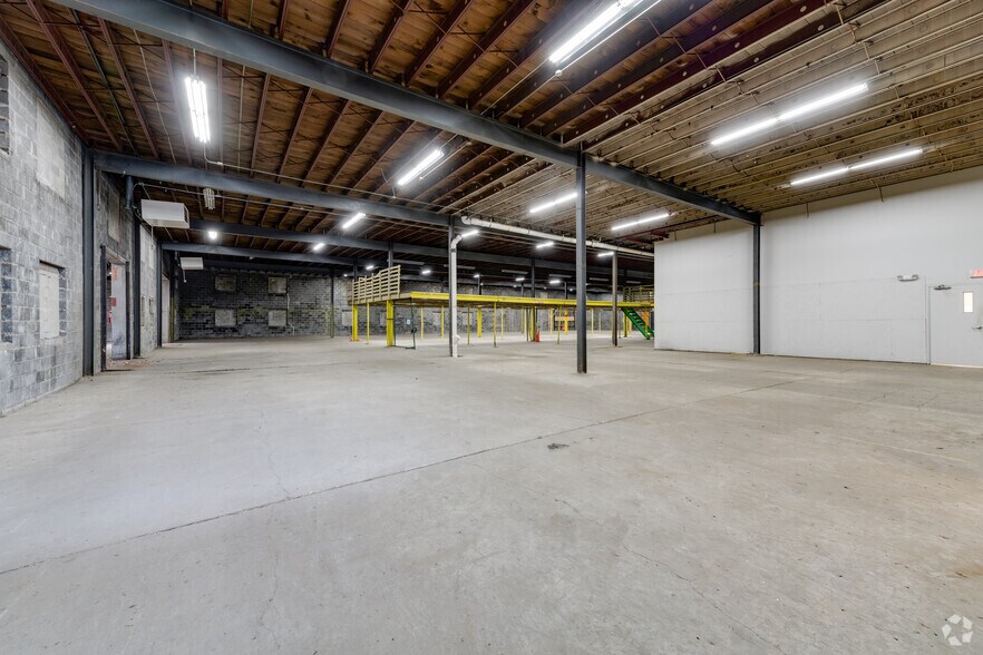 More Photos Of 1121 River St, Lansing Distribution For Lease