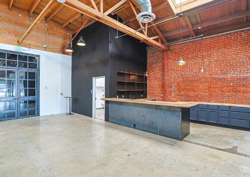 More Photos Of 2332 E 8th St, Los Angeles Warehouse For Lease
