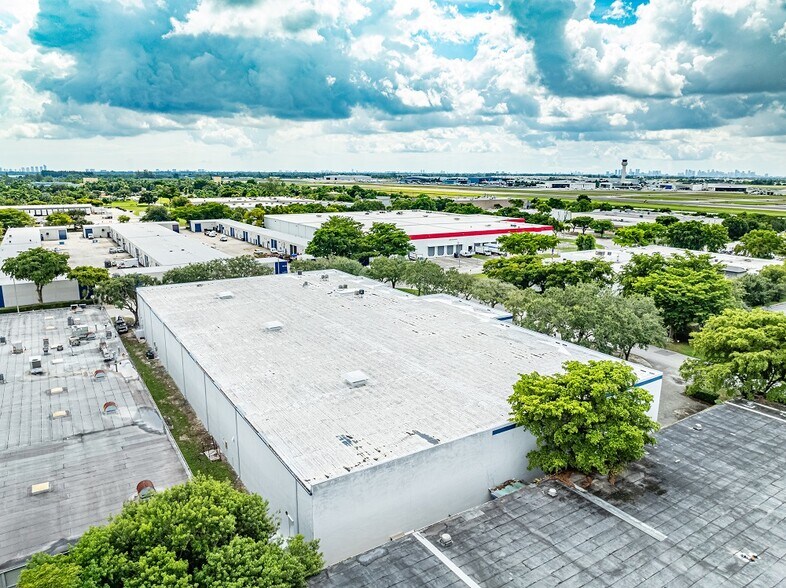 More Photos Of 4915 NW 159th St, Miami Lakes Warehouse For Lease