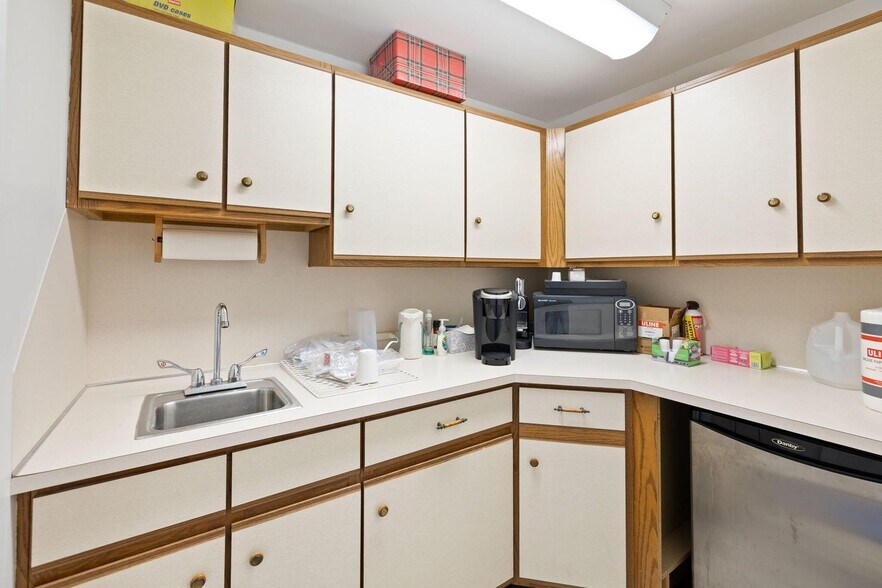 More Photos Of 15 Simpson Ln, Falmouth Office For Sale