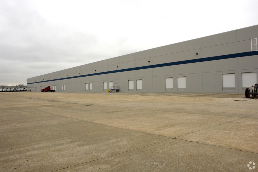 More Photos Of 7240 Global Dr, Louisville Distribution For Lease