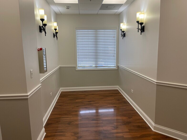 More Photos Of 114 W Rockland Rd, Libertyville Office For Lease