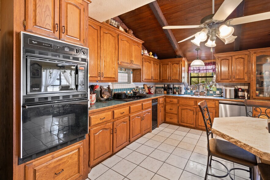 More Photos Of 750 N US Highway 287, Palestine Multifamily For Sale