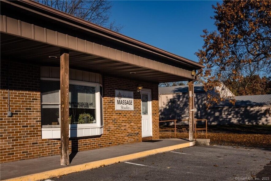 More Photos Of 448 Spring St, Windsor Locks Freestanding For Lease
