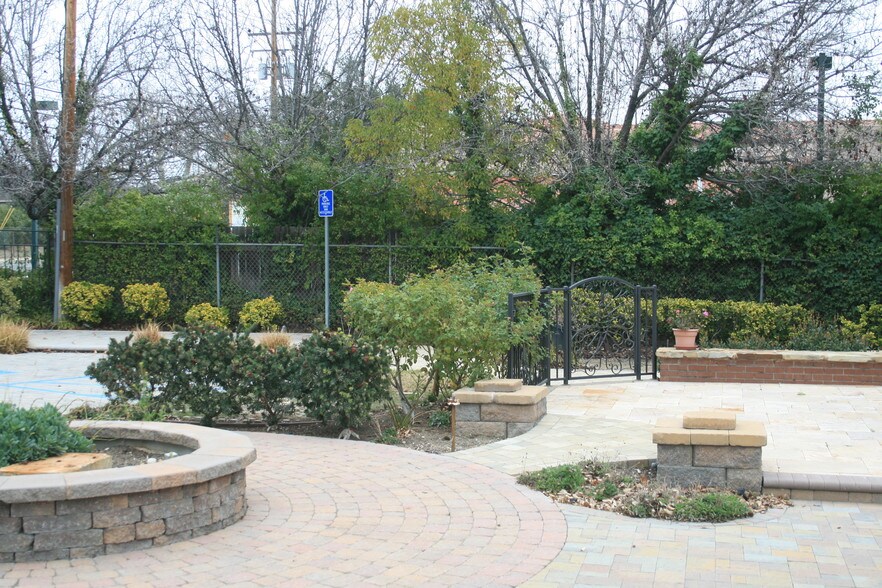 More Photos Of 28378 Roadside Dr, Agoura Hills Showroom For Lease