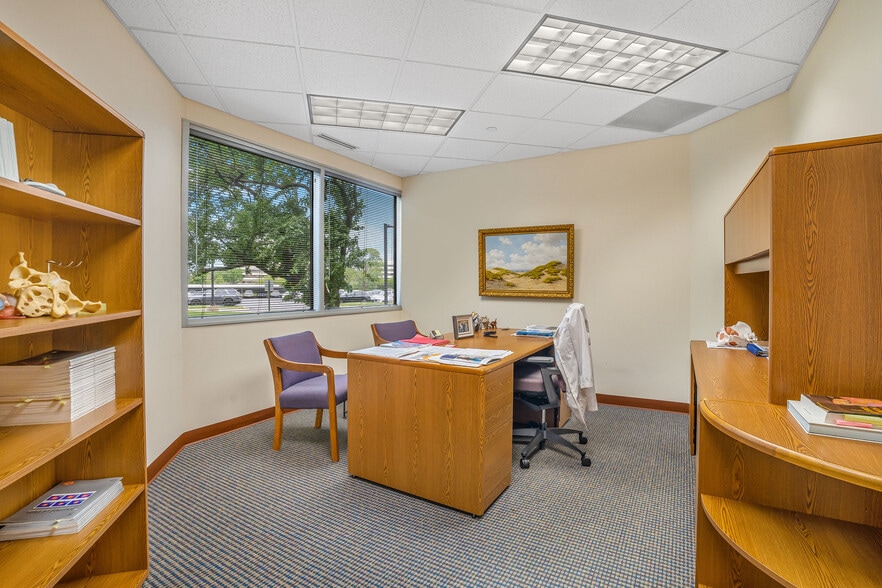 More Photos Of 1 TransAm Plaza Dr, Oakbrook Terrace Office For Sale