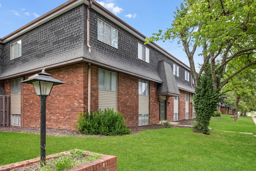 More Photos Of 400 N Oakland Ave, Carbondale Apartments For Sale