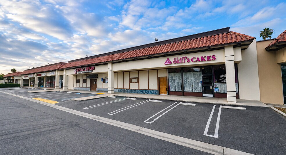 More Photos Of 4304-4324 Cochran St, Simi Valley Freestanding For Lease