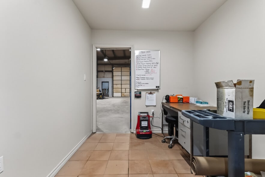 More Photos Of 2081 Piper Ln, London Industrial For Lease