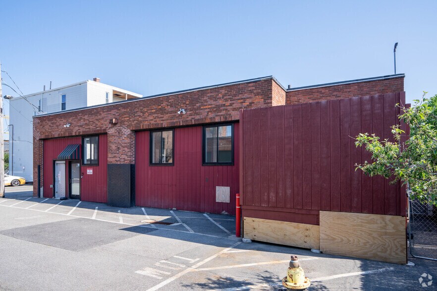 More Photos Of 6-8 Wadleigh Pl, South Boston Flex For Lease