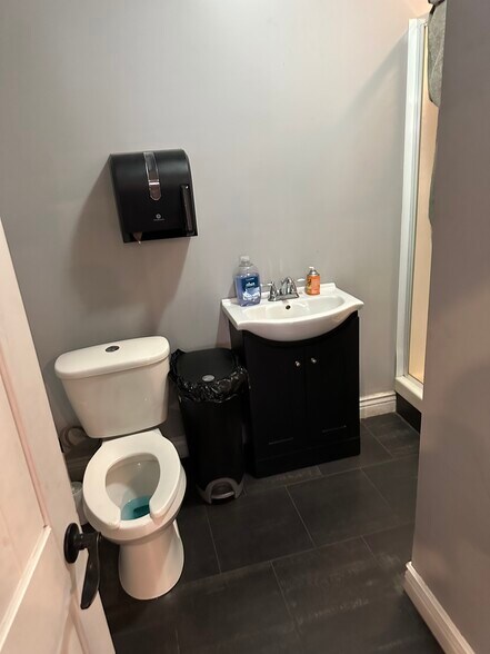 More Photos Of 2425 Herr St, Harrisburg Auto Repair For Sale