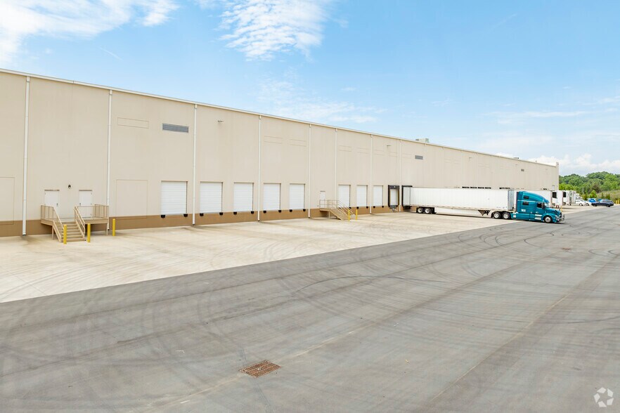 More Photos Of 10708 Bryton Corporate Center Dr, Huntersville Warehouse For Lease