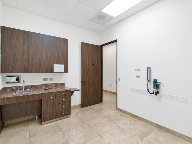 More Photos Of 714 S Peek Rd, Katy Medical For Lease