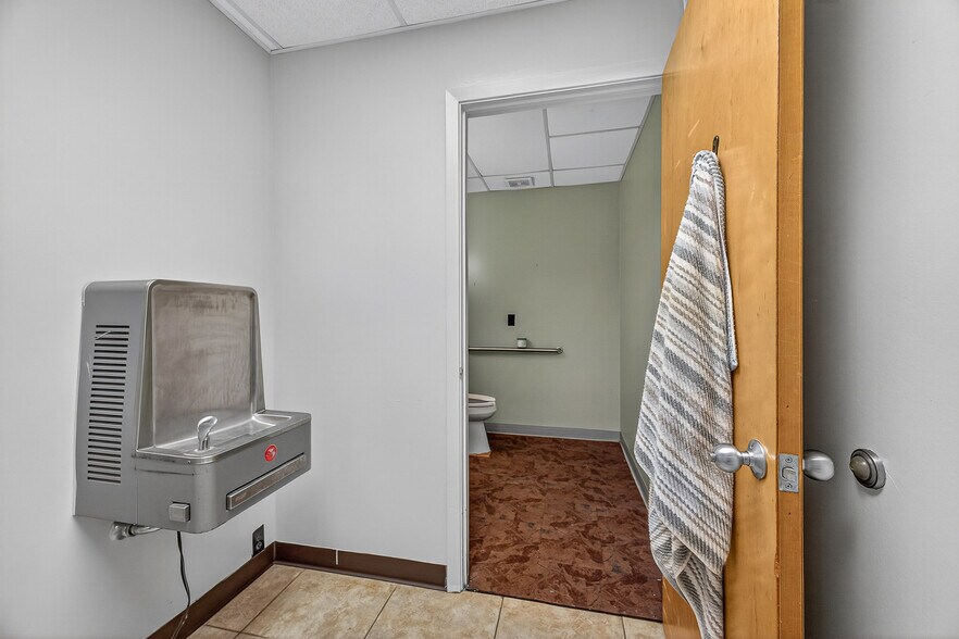 More Photos Of 1500 N Pace Blvd, Pensacola Freestanding For Sale