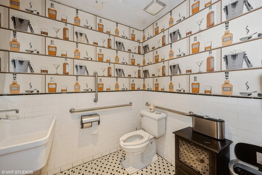 More Photos Of 1956 W Armitage Ave, Chicago Storefront Retail Residential For Sale