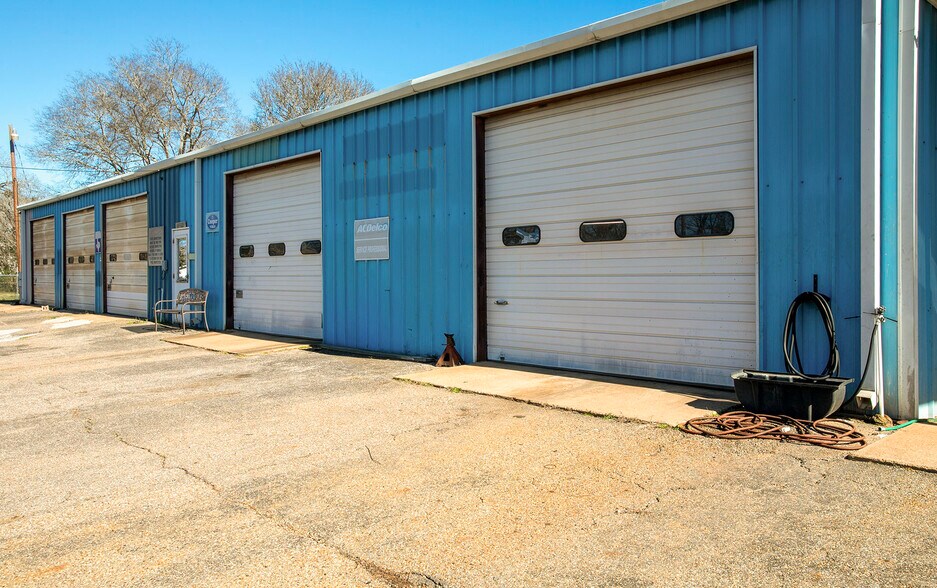 More Photos Of 1011 Redbud, Overton Warehouse For Sale
