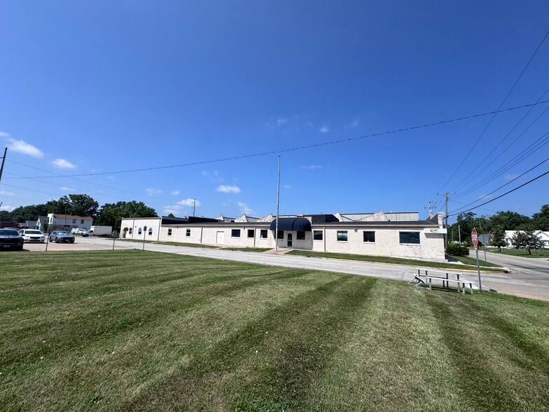 More Photos Of 510 N Pearl St, Macomb Industrial For Sale
