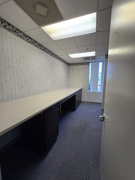 More Photos Of 805 Live Oak Dr, Chesapeake Showroom For Lease