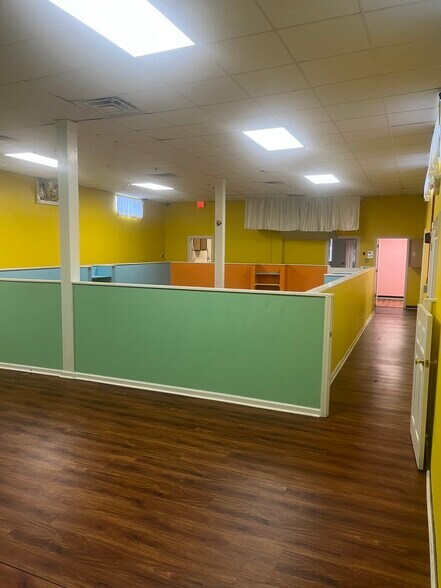 More Photos Of 305 Veterans Rd, Columbia Freestanding For Sale