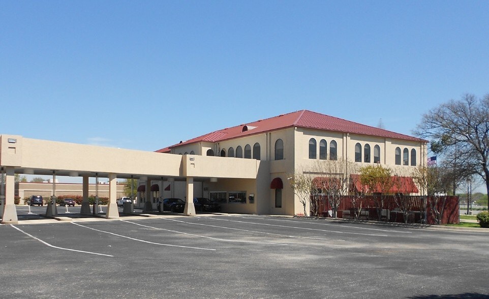 More Photos Of 12208 N MoPac Expy, Austin Bank For Lease