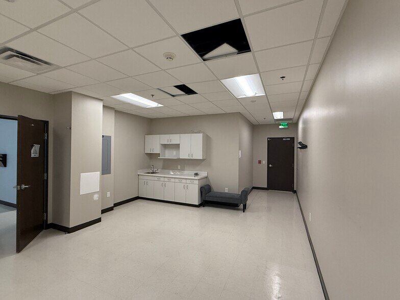 More Photos Of 1701 Veterans Dr, Florence Hospital For Lease