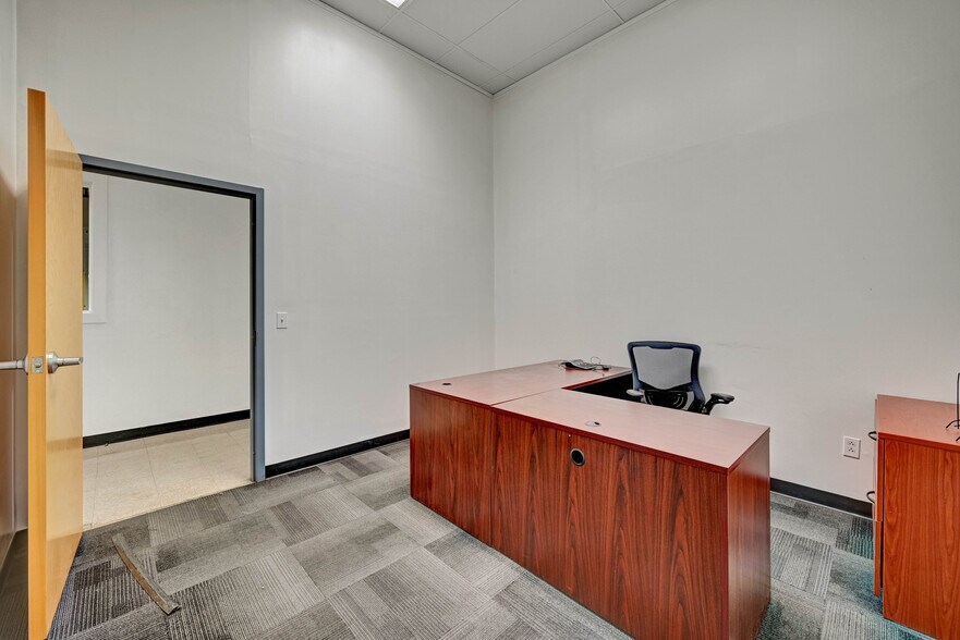 More Photos Of 100 Chamber Plz, Charleroi Supermarket For Lease