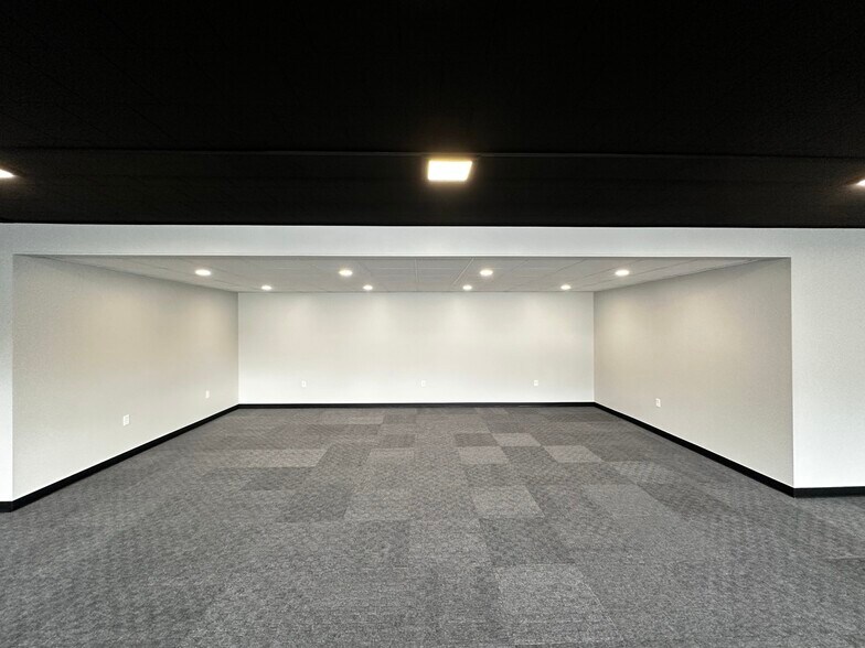 More Photos Of 38845 Mentor Ave, Willoughby Showroom For Lease